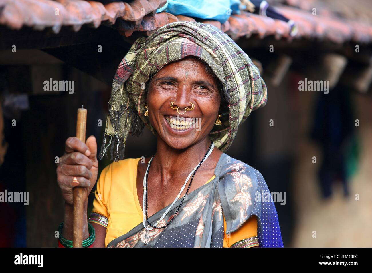 Faccia sorridente di una donna di mezza età al villaggio di Korrakothavalasa ad Araku, Andhra Pradesh, India. TRIBÙ KONDHU Foto Stock