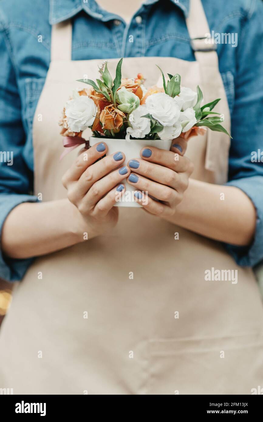 Piccola impresa, negozio di fiori, studio arredamento e lavori all'aperto Foto Stock