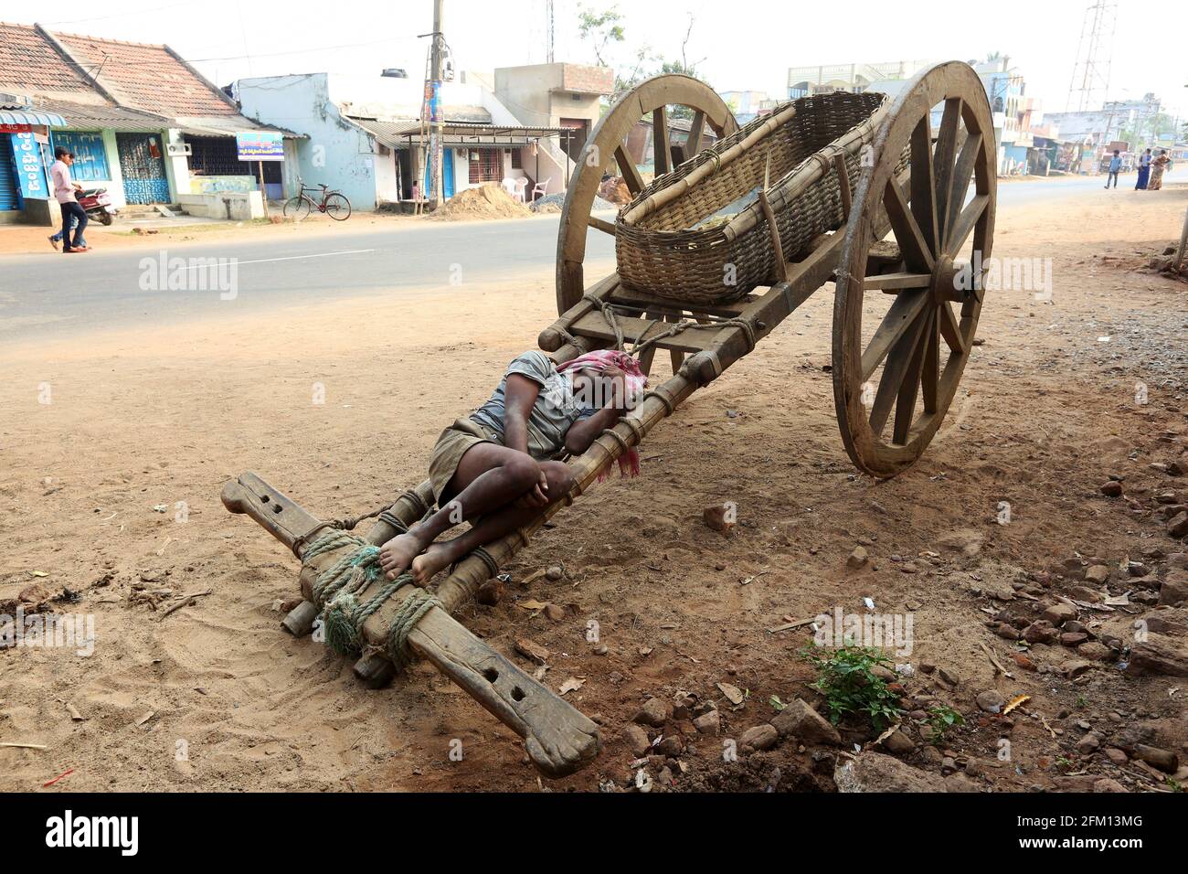 Big Wheels carrello bullock in legno vicino a Vizianagaram città, Andhra Pradesh, India Foto Stock