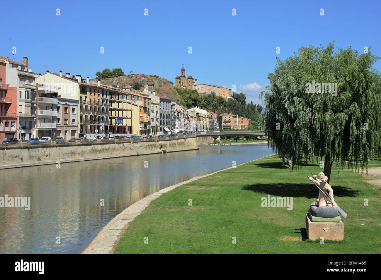 Il fiume Segre e alcuni tipici edifici residenziali in Balaguer, Catalogna, Spagna. Foto Stock