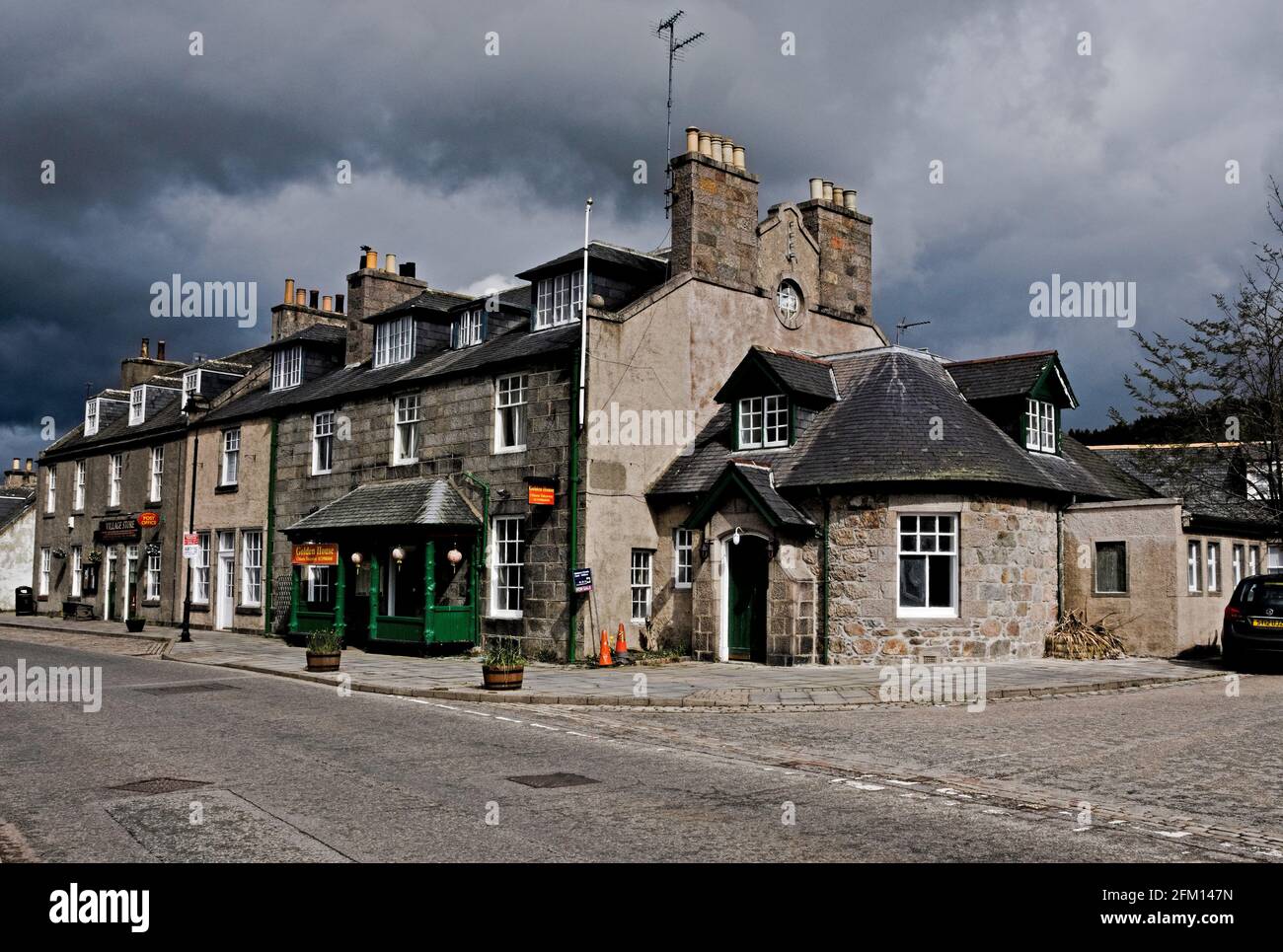 Il vecchio gordon Arms coaching inn a Kincardine o'Neil Aberdeenshire Ora un takeaway cinese e in vendita Foto Stock