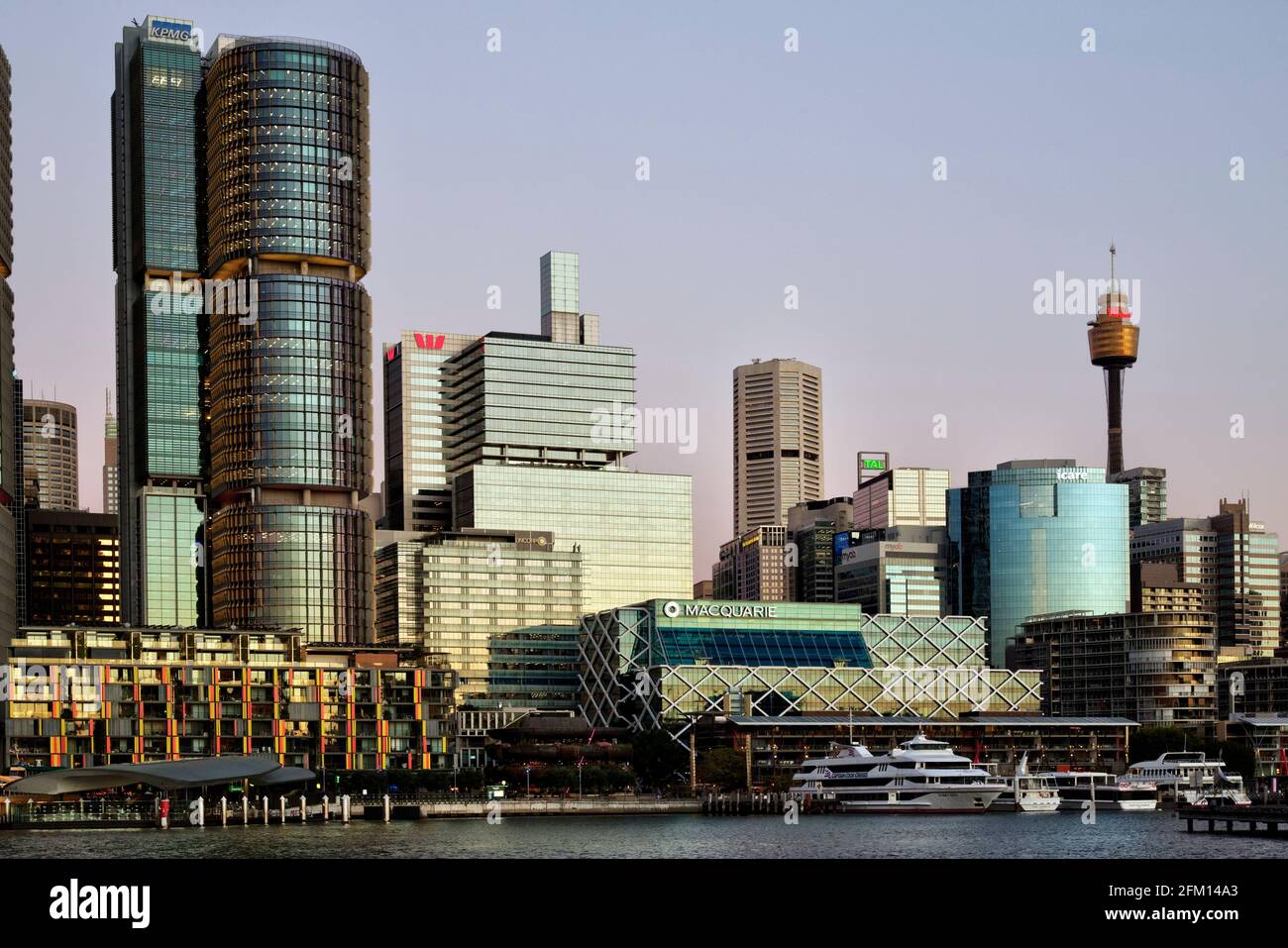Tramonto sull'edificio della Macquarie Bank a Kings Wharf a Darling Porto di Sydney Australia Foto Stock