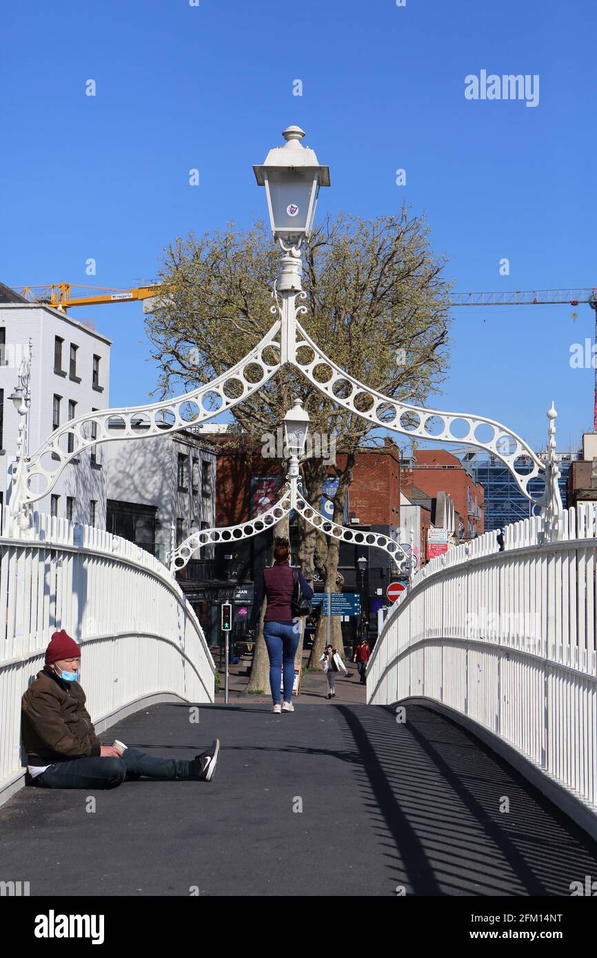 Guardando attraverso il ponte Ha'Penny a Dublino Foto Stock