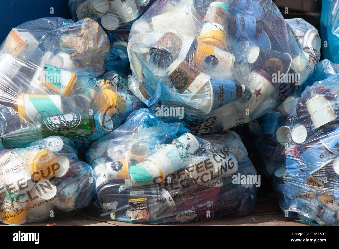 Londra, Regno Unito, 30 aprile 2021: Un cumulo di sacchetti di plastica blu contenenti tazze da caffè monouso attende di essere raccolto per il riciclaggio su Tooley Street, accanto Foto Stock