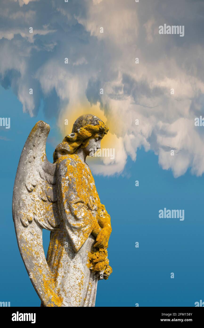 Un angelo statua contro un cielo surreale formazione di nubi Foto Stock