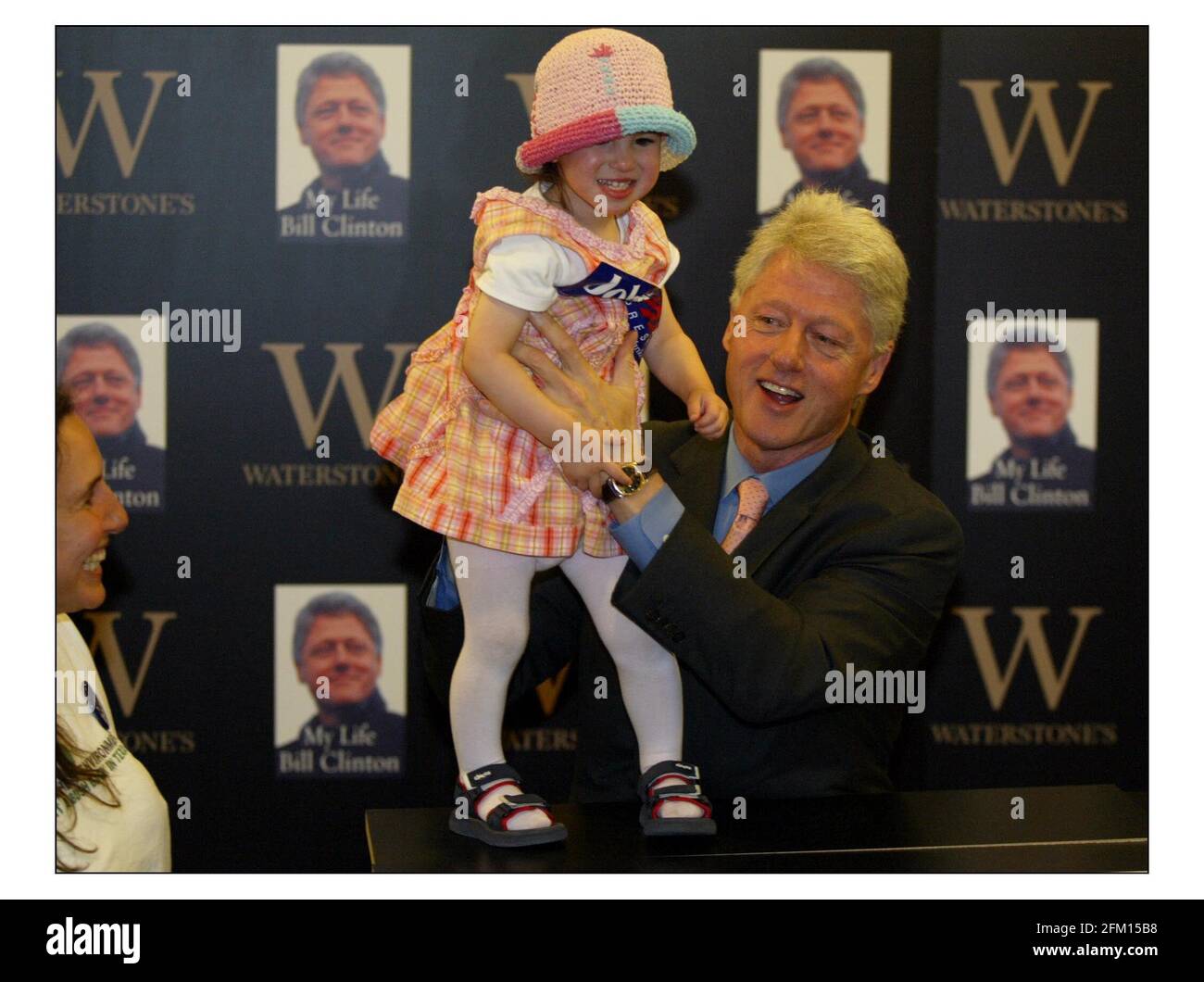Bill Clinton Libro firma a Waterstones a Londra con Chelsea Tabachnic (controllare il cognome in copia) E sua madre Margo Miller, pic David Sandison 12/7/2004 Foto Stock