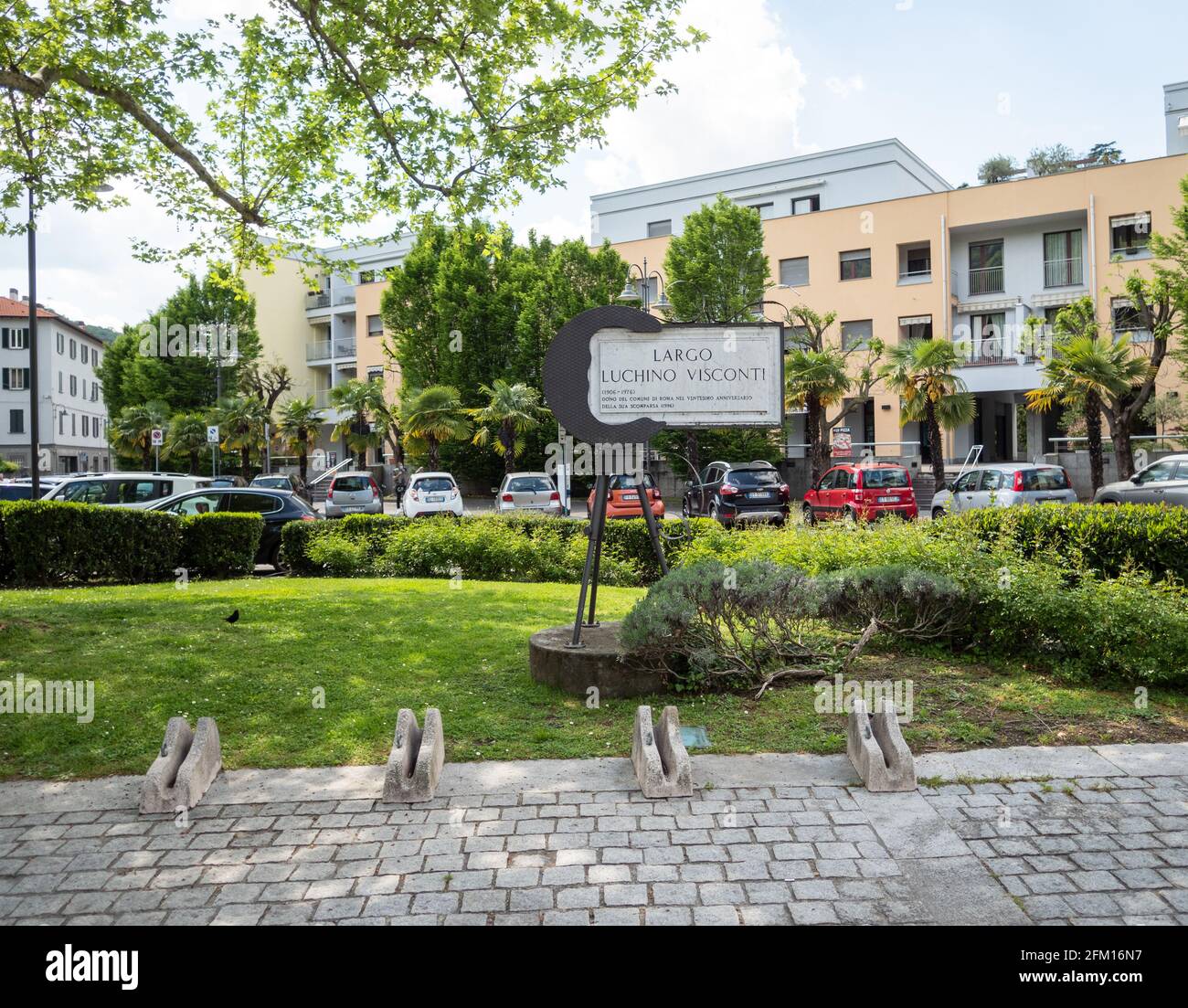 Monumento a forma di cinepresa dal nome del famoso regista Luchino Visconti nella piazza dedicata a him.Como, Lombardia, Italia Foto Stock