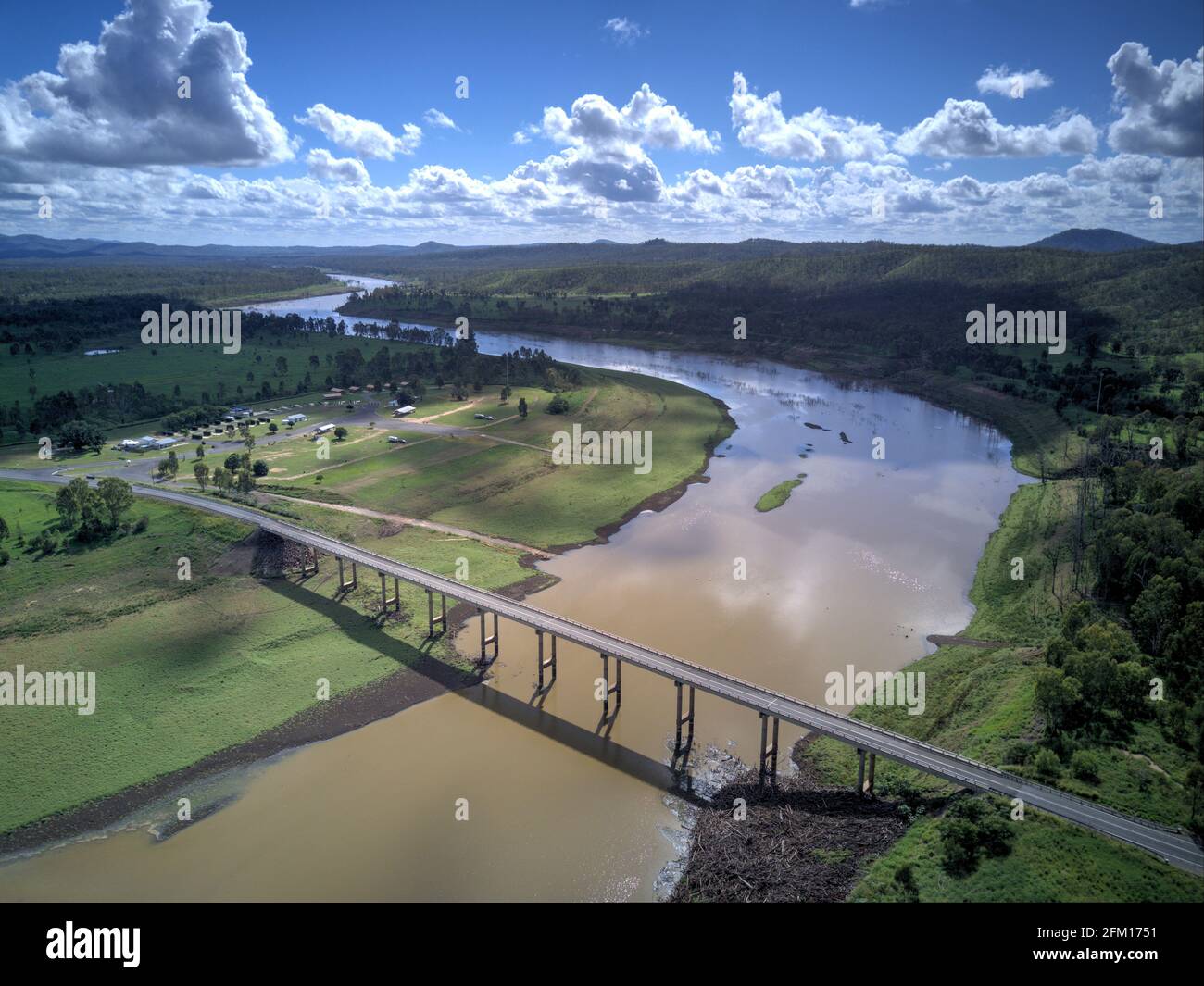 Ponte aereo sul fiume Burnett a Mingo Attraversare dopo un nuovo livello impostato abbassando Paradise Dam Queensland Australia Foto Stock
