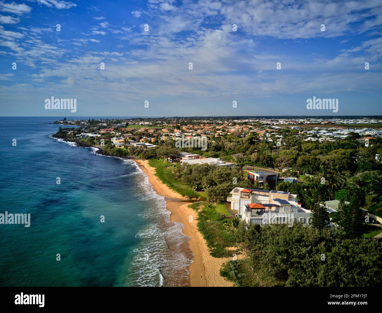 Antenna delle case sul lungomare, tra cui la 'Glass House' a Kellys Beach Bargara Queensland Australia Foto Stock