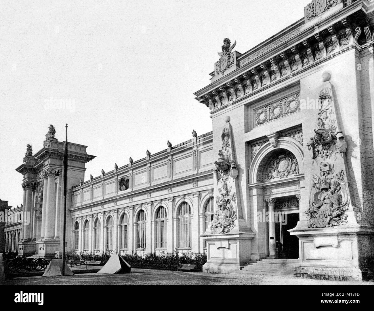 Esposizione Universelle, Parigi,1889 : Esposiz del Dipartimento di Guerra all'Esplanade des Invalides. Foto Stock