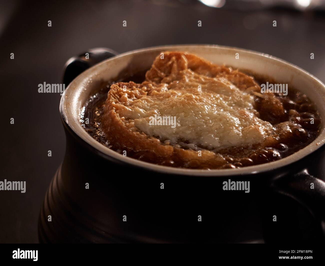 Zuppa di cipolla francese con zuppa di pane e formaggio il forno Foto Stock
