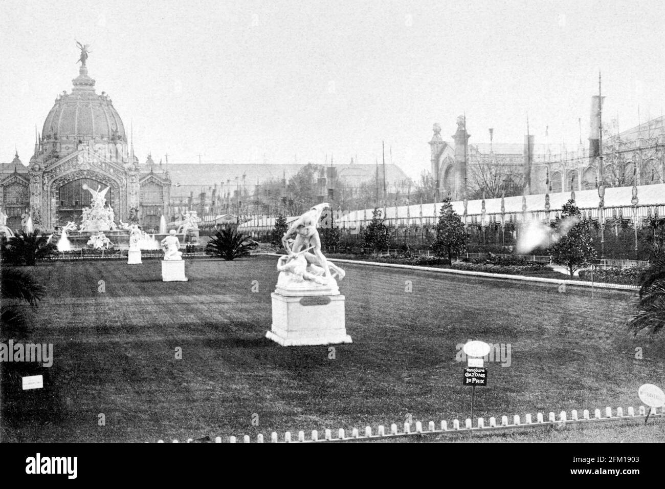 Esposizione Universelle, Parigi,1889 : il parco di Champ de Mars e il Palazzo delle Arti liberali. Foto Stock