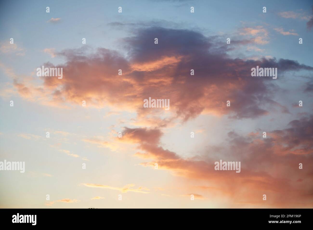 Tramonto romantico cielo con nuvole rosa. Naturе sfondo. Foto di alta qualità. Foto Stock