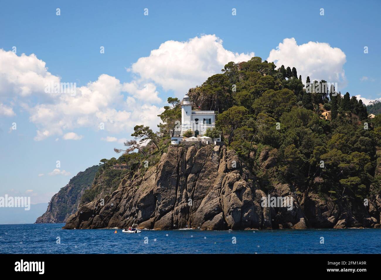 Faro di Portofino sul promontorio tra Porto di Portofino e. Il Mar Ligure Foto Stock