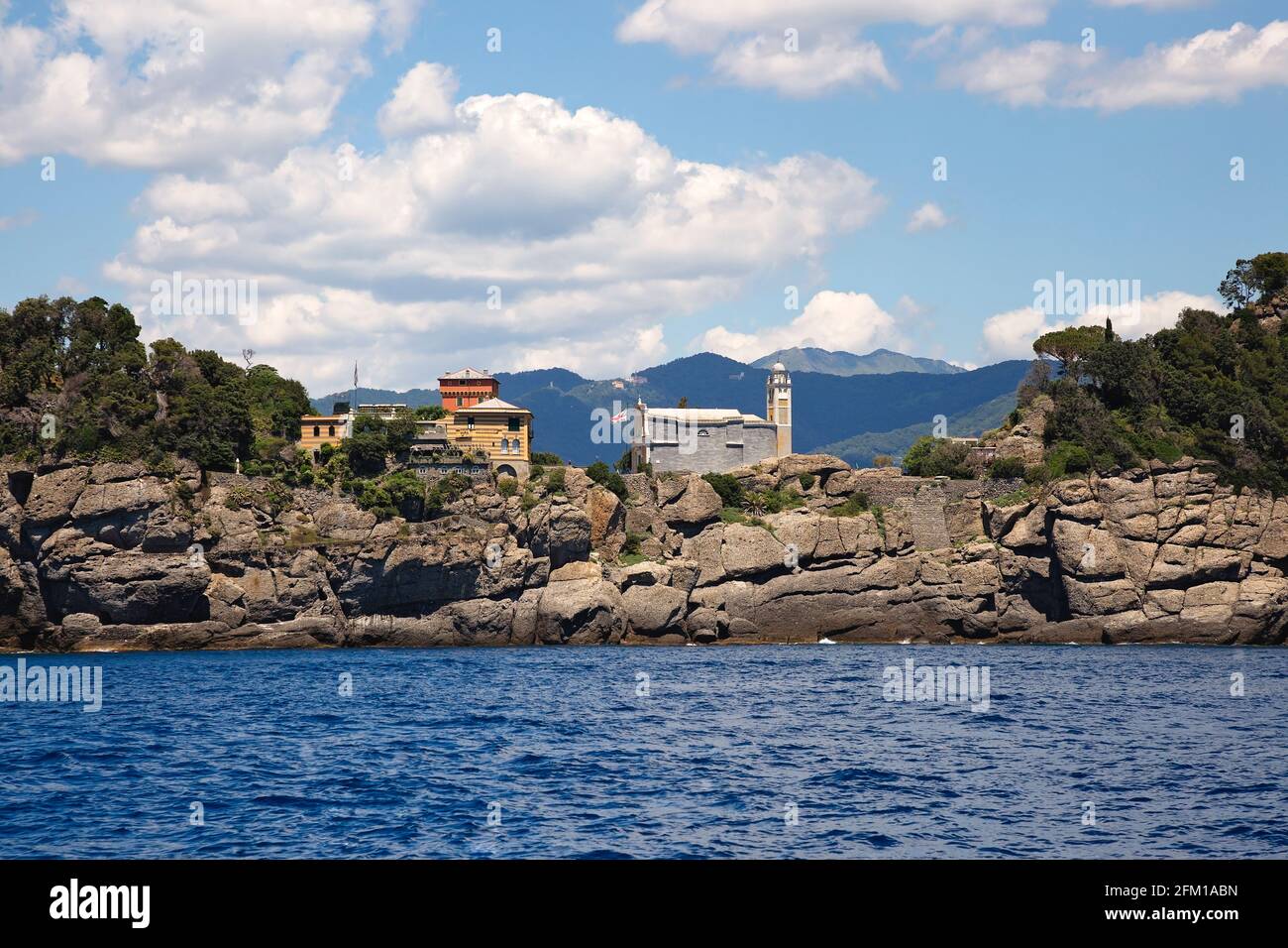 Chiesa di San Giorgio vista dal Mar Ligure Foto Stock