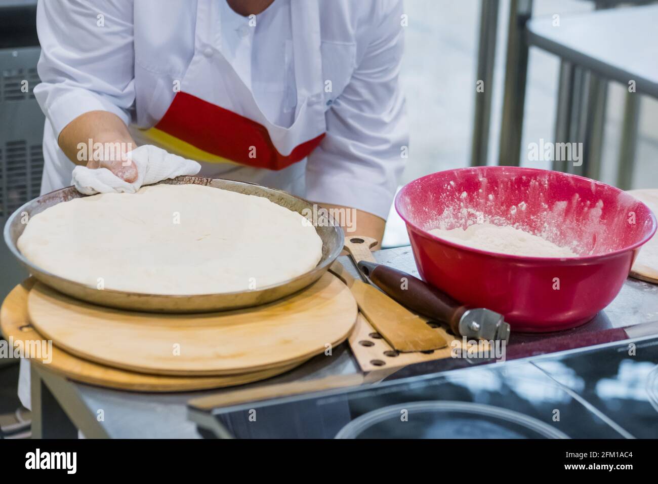 Processo di preparazione della pasta al forno, ristorante - concetto di cucina professionale Foto Stock