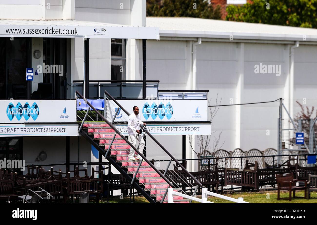 L'arciere Jofra di Sussex scende fino al campo durante il secondo giorno della partita al primo terreno della contea centrale, Hove. Data immagine: Mercoledì 5 maggio 2021. Vedere PA storia CRICKET Sussex. Il credito fotografico dovrebbe essere: Kieran Cleeves/PA Wire. Solo per uso editoriale. Nessun uso commerciale senza previo consenso scritto della BCE. Solo per l'uso di immagini fisse. Nessuna immagine in movimento per emulare la trasmissione. Nessuna rimozione o oscuramento dei logo degli sponsor. Foto Stock