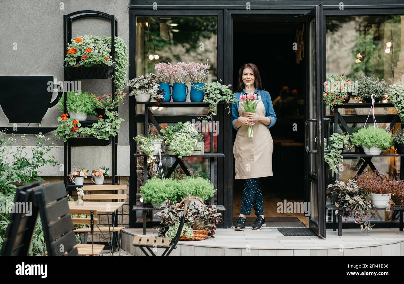 Startup, piccola impresa, eco ristorante all'aperto e moderno negozio di fiori rustici Foto Stock