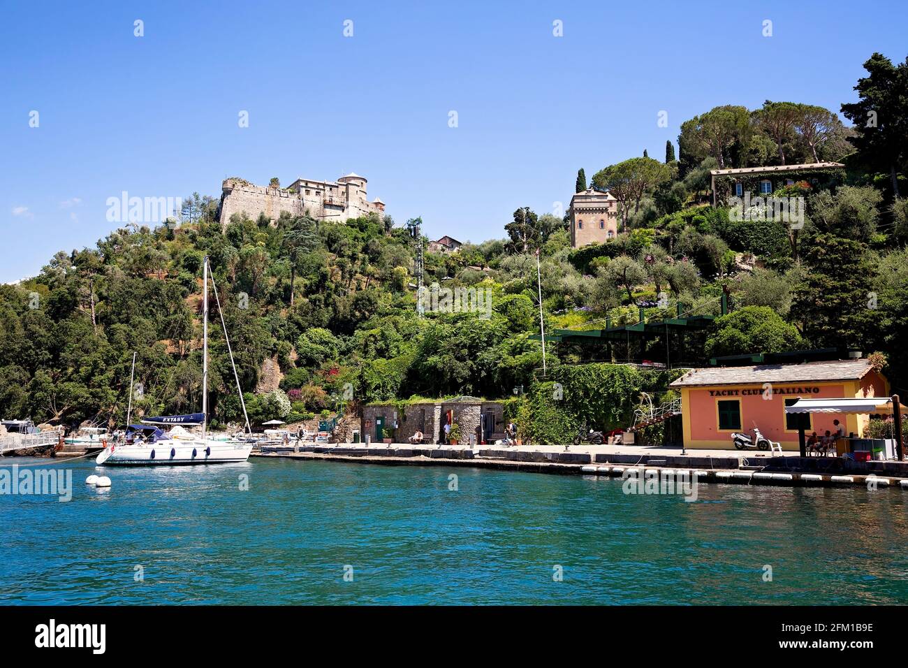 Porto di Portofino con Castello Brown sulla collina Foto Stock