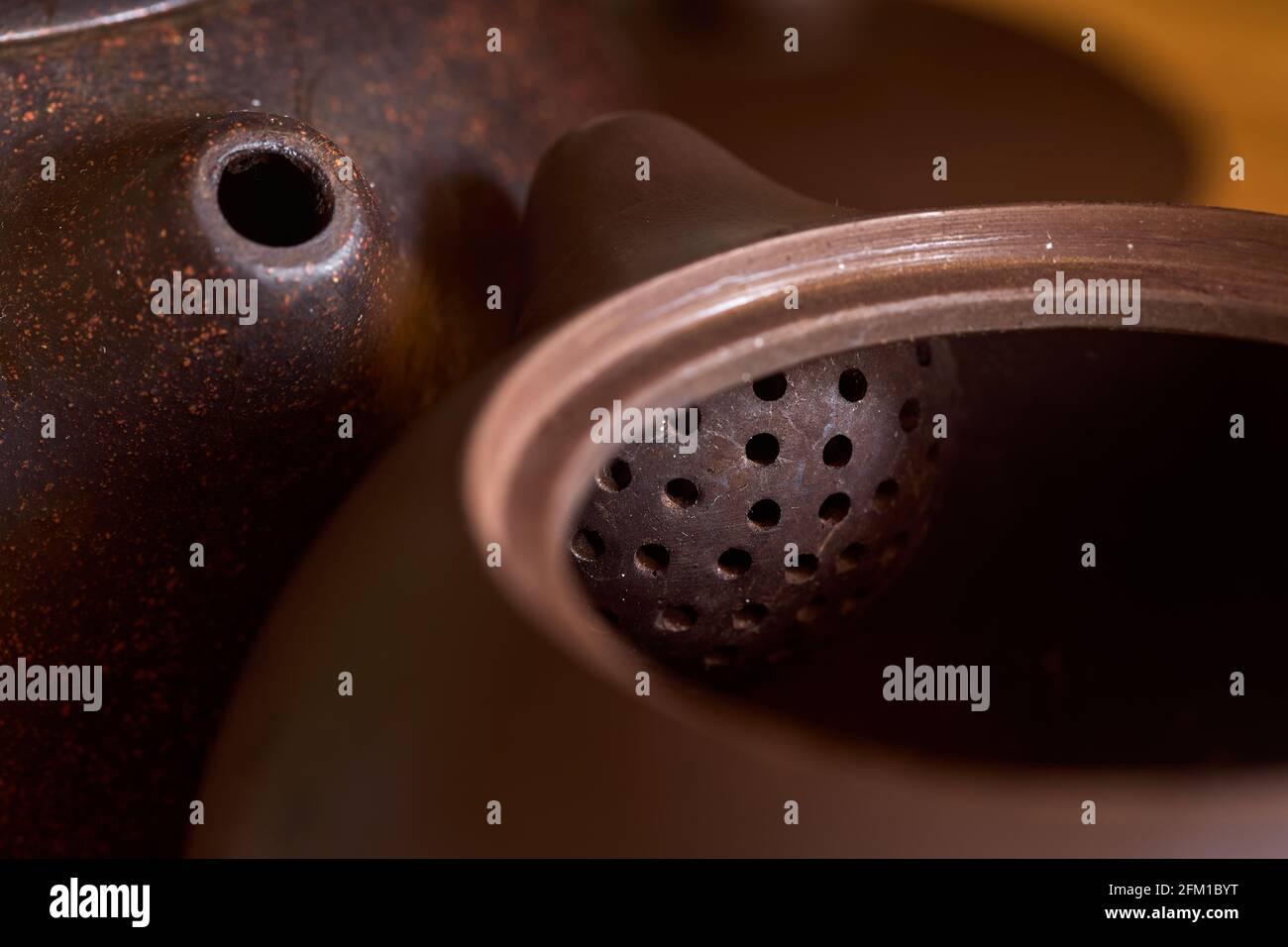 Cerimonia cinese del tè gong fu cha. Messa a fuoco selettiva. Due teapots cinesi di argilla di yixing viola fatti a mano per shu pu erh tè rosso tè nero o oolong Foto Stock