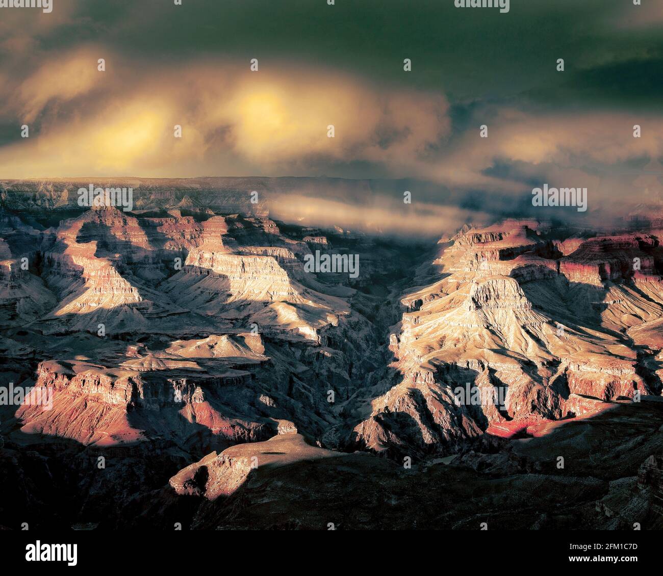 Una tempesta in rapido movimento si muove attraverso il luminoso Angel Canyon all'interno del Grand Canyon dell'Arizona. Foto Stock