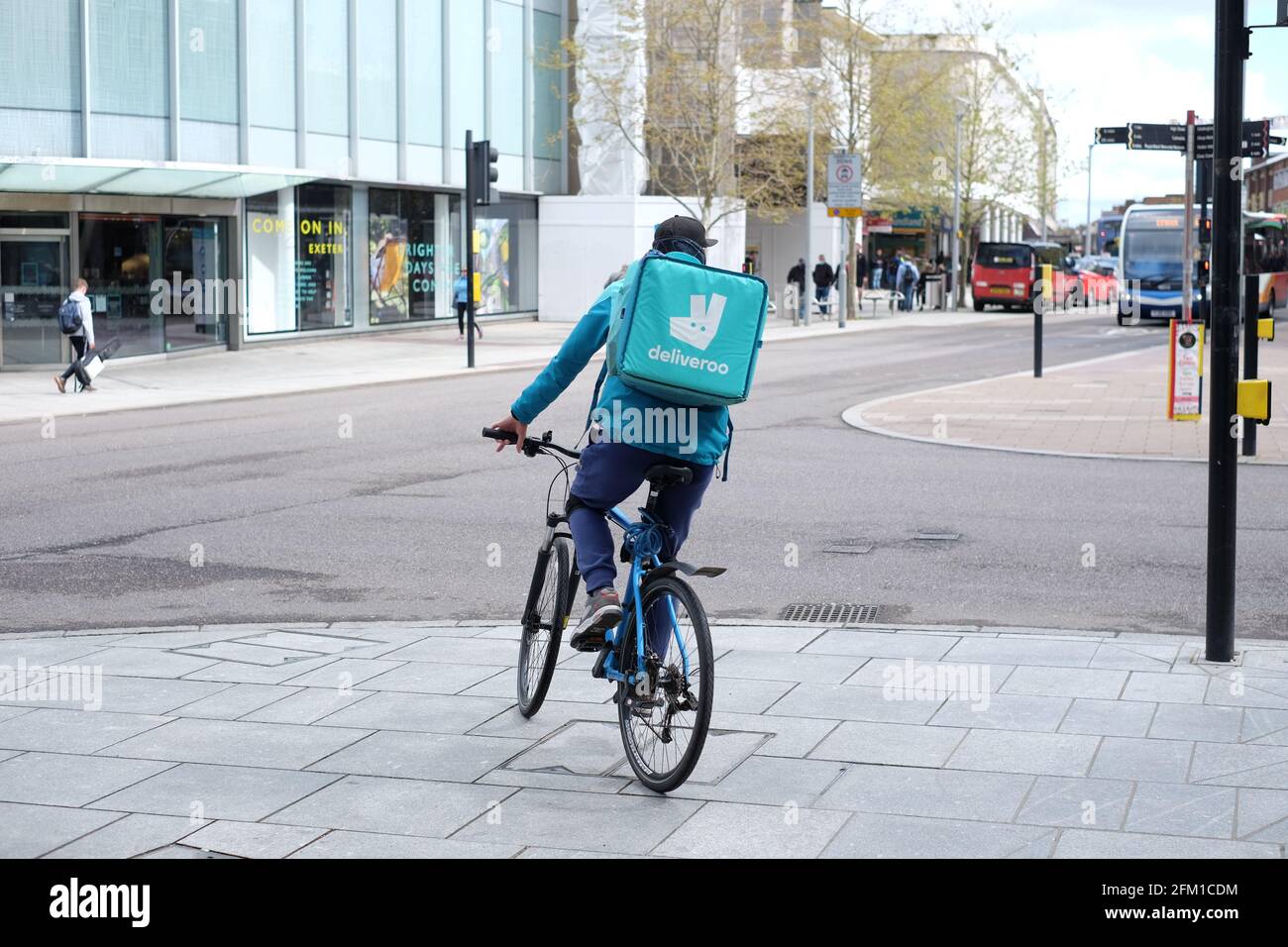 Deliveroo servizio di trasporto con corriere a ciclo nel centro di Exeter, Devon UK Foto Stock