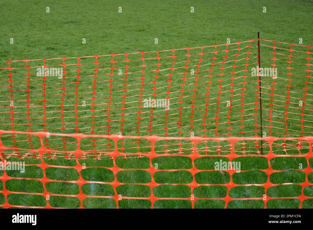 Installazione rete di rinforzo erba su aree e bordi ad alto traffico adiacente ai sentieri Foto Stock