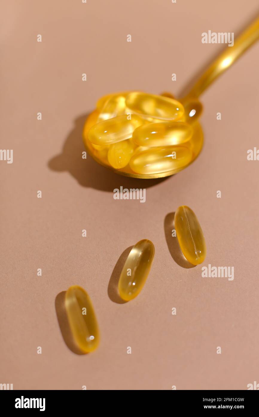 omega olio di pesce integratori alimentari su sfondo neutro Foto Stock