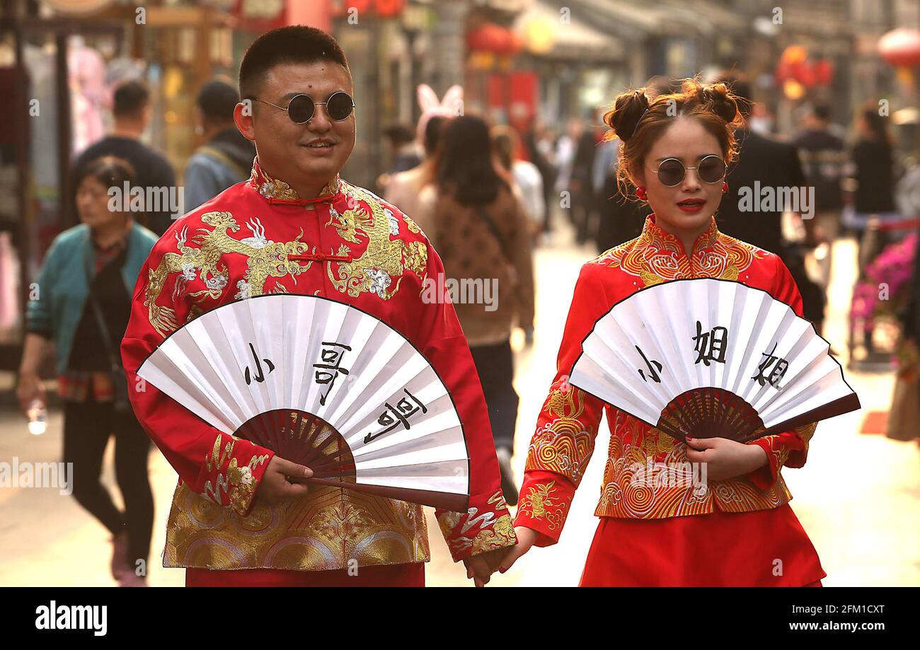 Pechino, Cina. 05 maggio 2021. Sposi cinesi vestiti con abiti da sposa tradizionali posano per le foto in un vecchio vicolo dello shopping a Pechino mercoledì 5 maggio 2021. La Cina ha assistito ad un numero costantemente crescente di divorzi e ad un numero decrescente di matrimoni nell'ultimo decennio, con il rapporto divorzio-a-matrimonio che ha colpito 45 per cento nel 2020, secondo il Ministero degli Affari civili. Più del 73 per cento dei casi di divorzio nel 2017 sono stati portati da donne. Foto di Stephen Shaver/UPI Credit: UPI/Alamy Live News Foto Stock