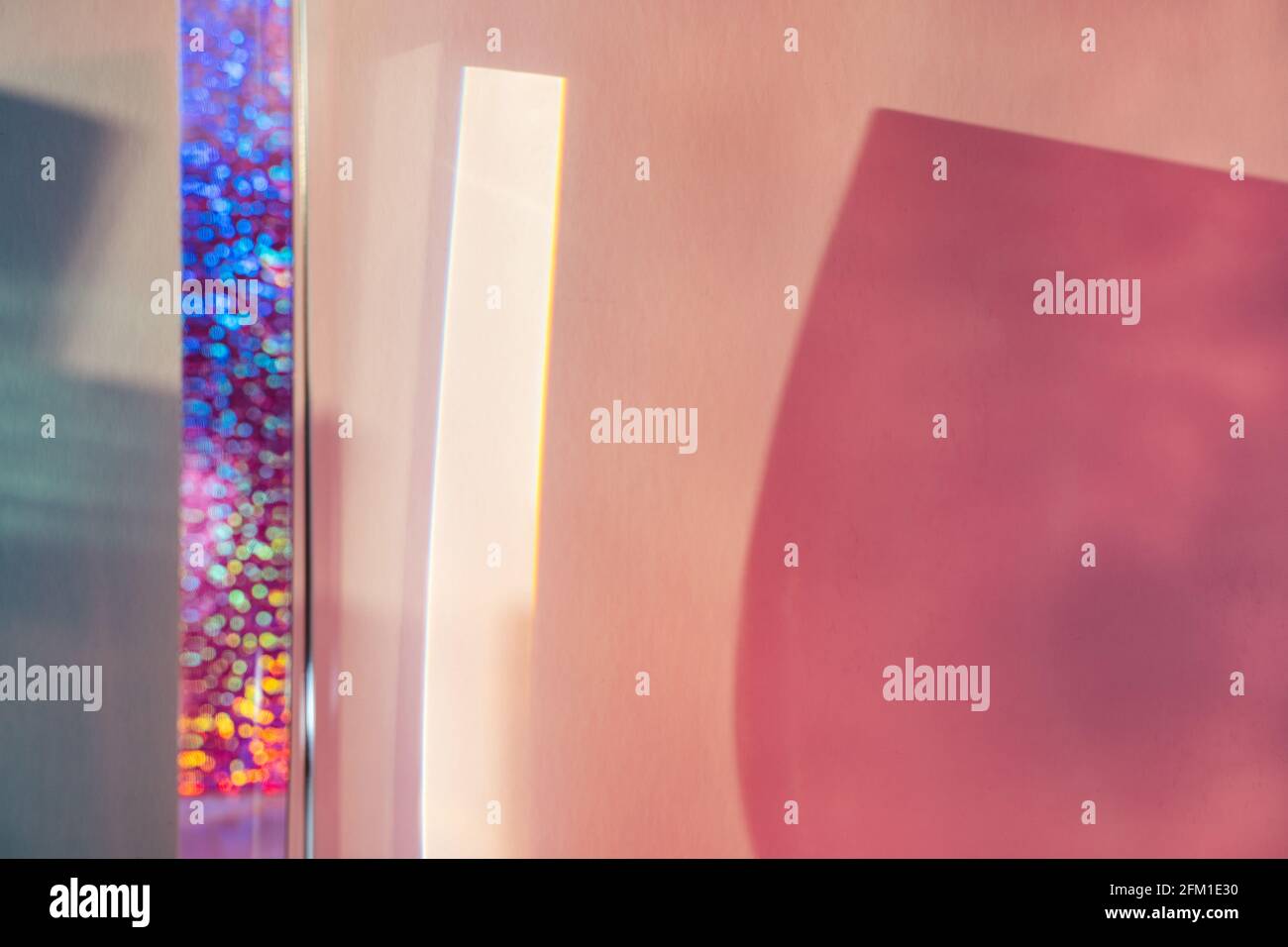 Sfondo geometrico astratto con prisma, bokeh, ombre rosa e blu Foto Stock