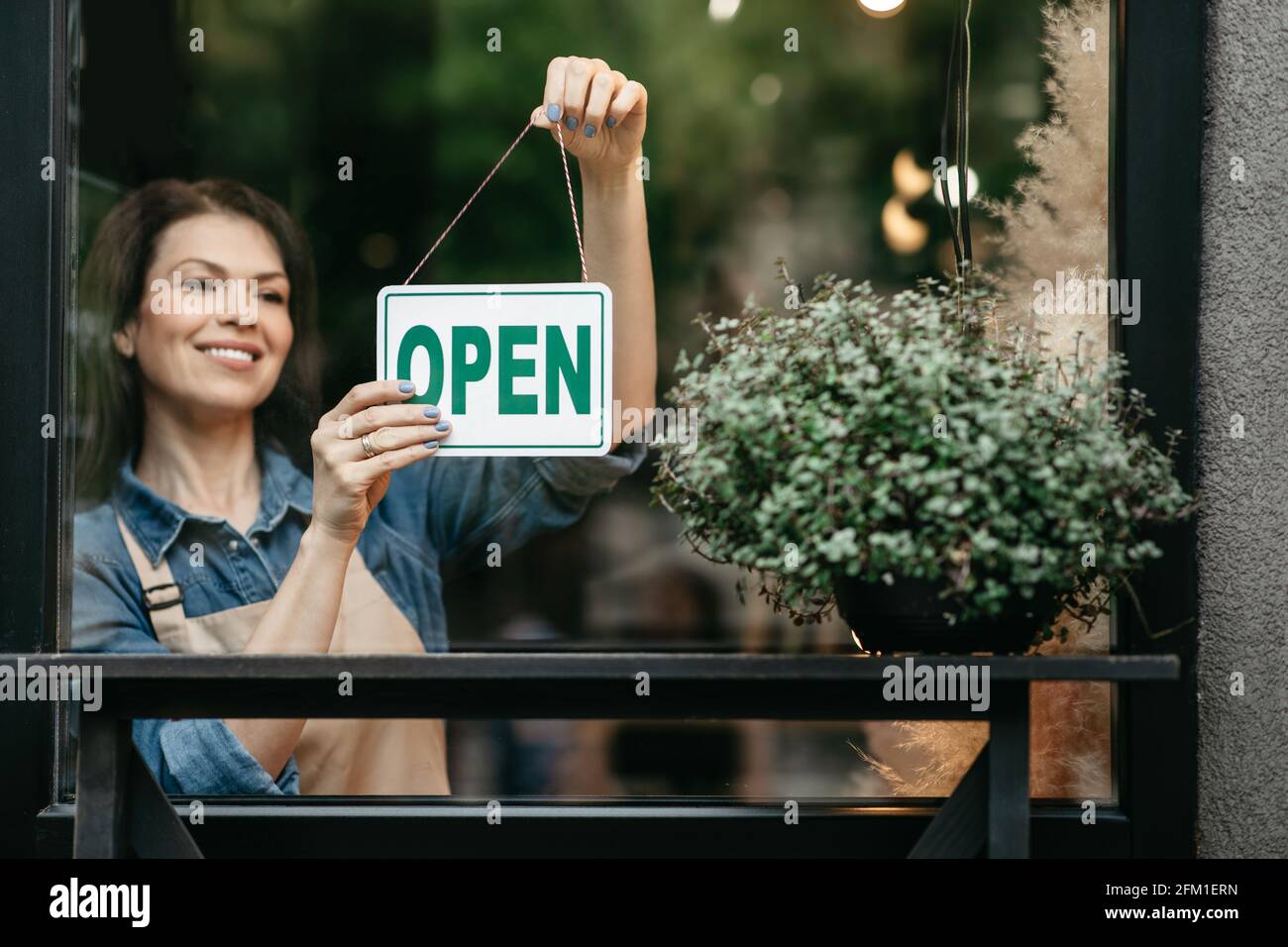 Aprire una piccola impresa dopo covid-19 pandemia e emozioni umane positive Foto Stock