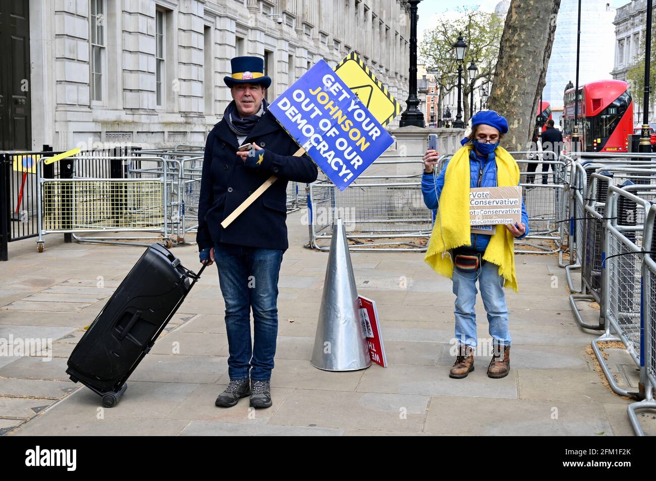 Londra, Regno Unito, 5 maggio 2021, l'attivista politico e Remainer Steve Bray ruota un altoparlante gigante alle porte di Ten Downing Street e minaccia gli occupanti con 'Money, Money' di ABBA a pieno regime. Downing Street, Westminster. Credit: michael melia/Alamy Live News Foto Stock