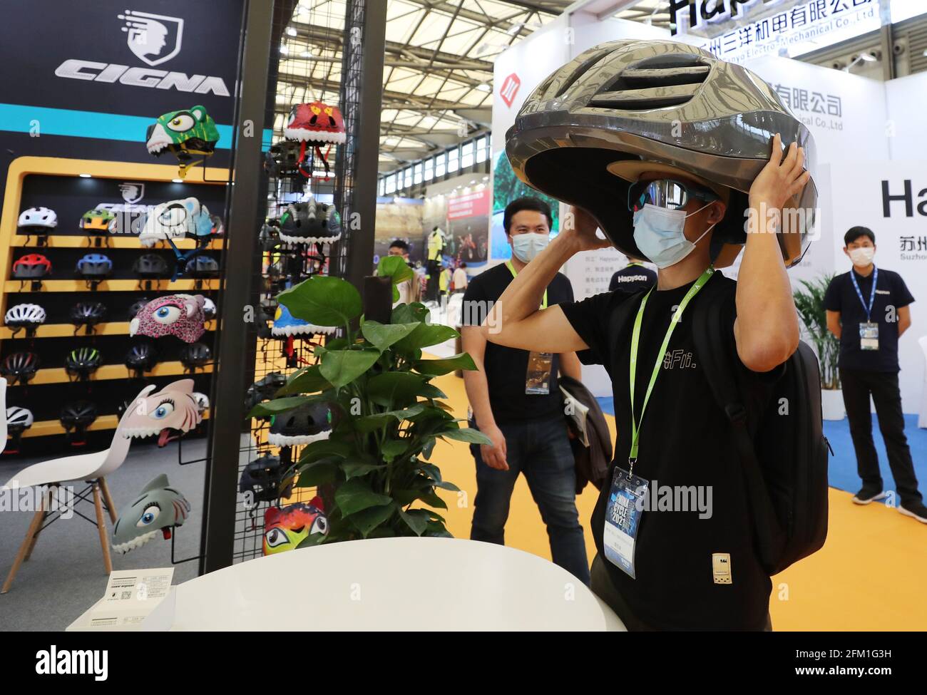 Shanghai. 5 maggio 2021. Un visitatore prova un grande casco modello durante la 30 China International Bicycle Fair a Shanghai, 5 maggio 2021. L'evento della durata di quattro giorni è iniziato mercoledì, attirando oltre 1,000 aziende a partecipare. Credit: Fang Zhe/Xinhua/Alamy Live News Foto Stock