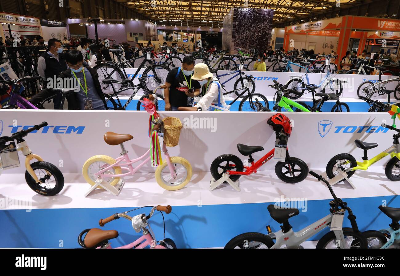 Shanghai. 5 maggio 2021. I visitatori possono vedere le biciclette durante la 30° Fiera Internazionale della bicicletta della Cina orientale a Shanghai, 5 maggio 2021. L'evento della durata di quattro giorni è iniziato mercoledì, attirando oltre 1,000 aziende a partecipare. Credit: Fang Zhe/Xinhua/Alamy Live News Foto Stock