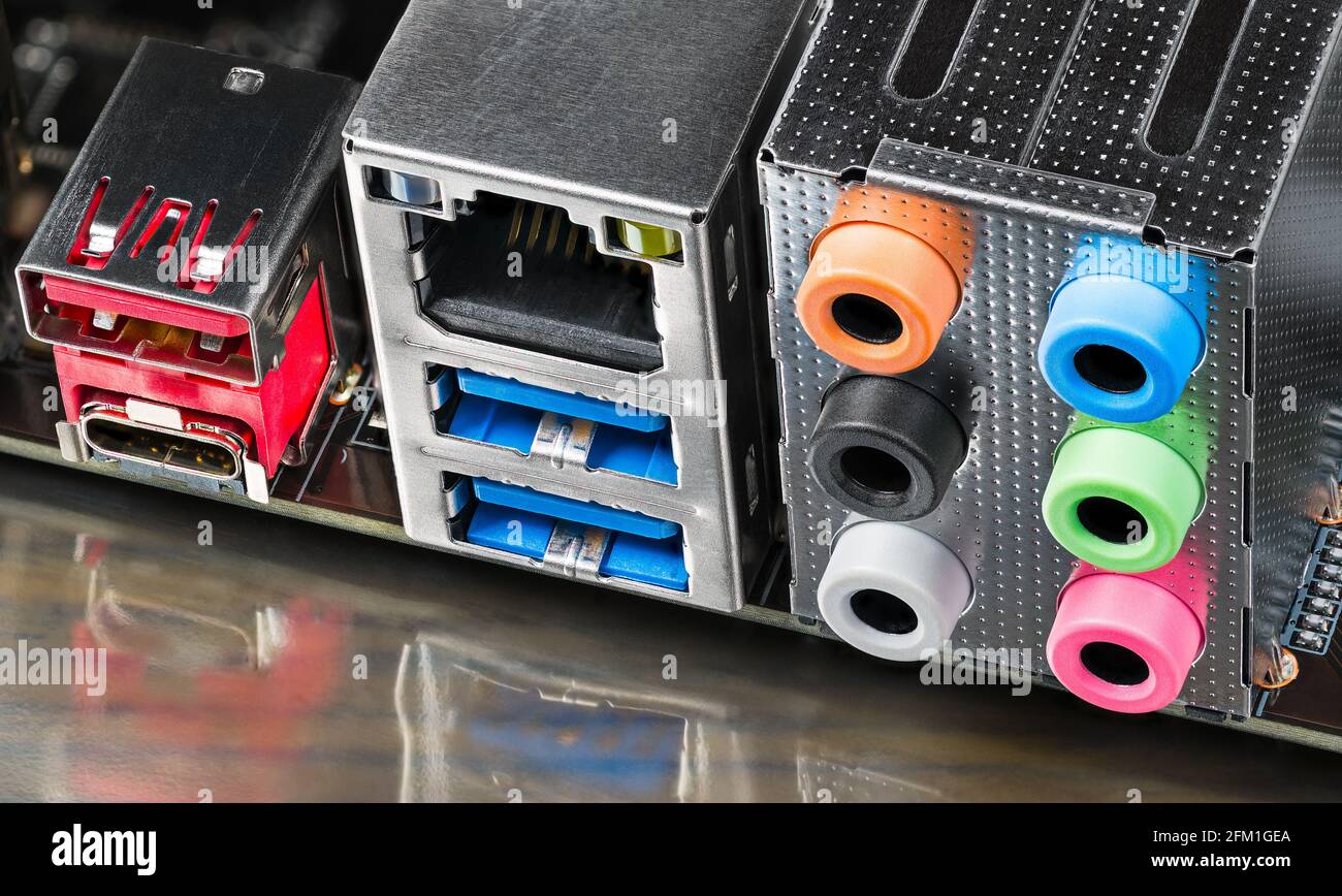 Connettore audio femmina con codice colore standard sulla scheda madre del computer. Interfaccia USB, LAN o audio colorata sulla scheda a circuito stampato della moderna scheda madre Foto Stock