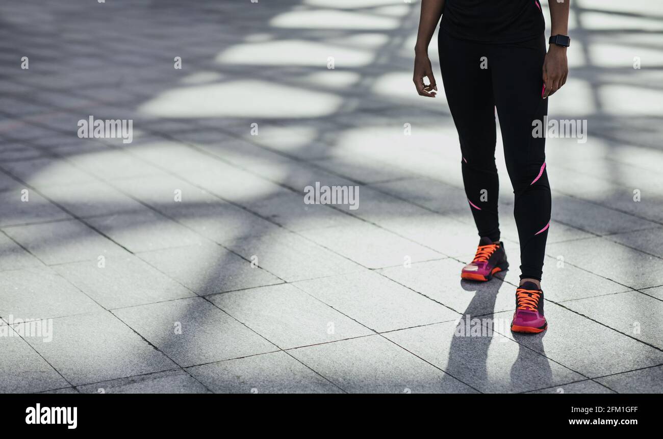 Abbigliamento sportivo alla moda per allenarsi all'aperto in città Foto Stock