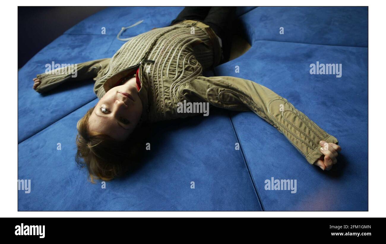 Il Museo della Scienza aprirà un nuovo centro DI DISCUSSIONE ed eventi di scienze pubbliche senza tabù a South Kensington. IL CENTRO DANA aperto oggi diventerà il luogo in cui tutte le questioni scientifiche saranno discusse in una struttura elegante. Consapevole del fatto che il cambiamento climatico dovrebbe portare a estati più spaventose, è in mostra anche questa giacca di raffreddamento che vanta un sistema di aria condizionata in miniatura progettato per la prima volta per i soldati statunitensi. pic David Sandison. 18/11/2003 Foto Stock