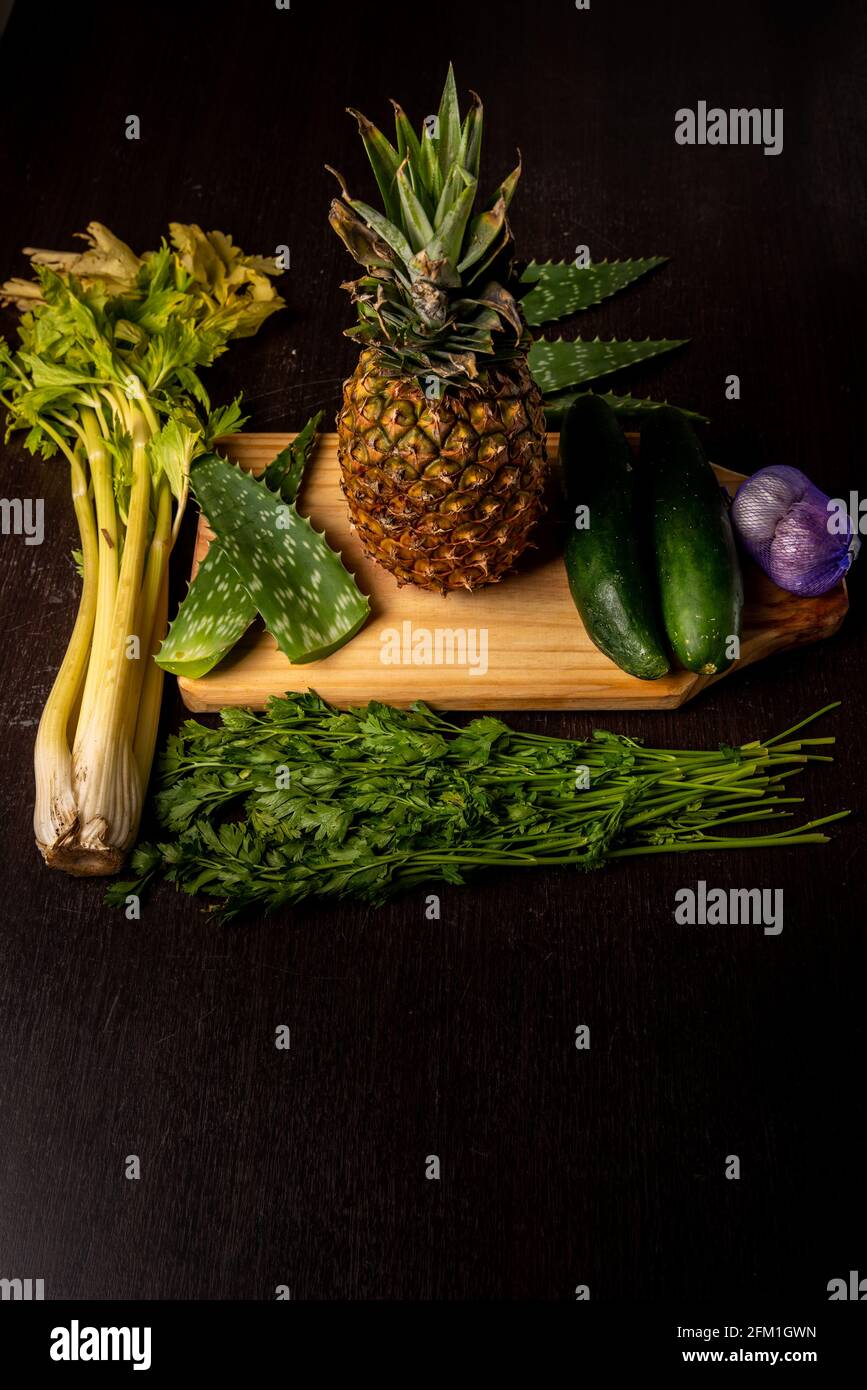 Ingrediente per succhi naturali, con ananas, aloe vera, sedano, tra le altre verdure verdi. Foto Stock