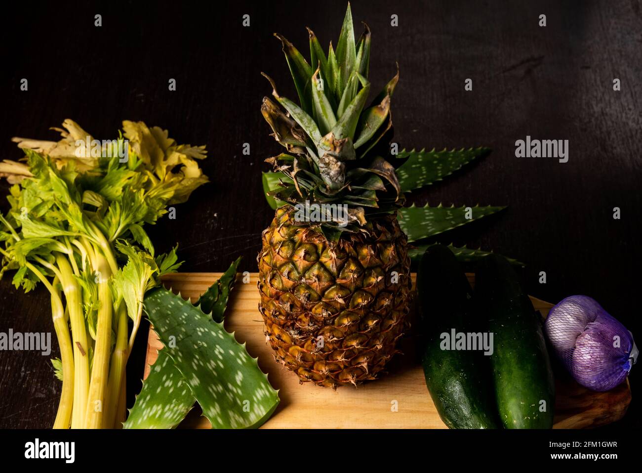 Ingrediente per succhi naturali, con ananas, aloe vera, sedano, tra le altre verdure verdi. Foto Stock