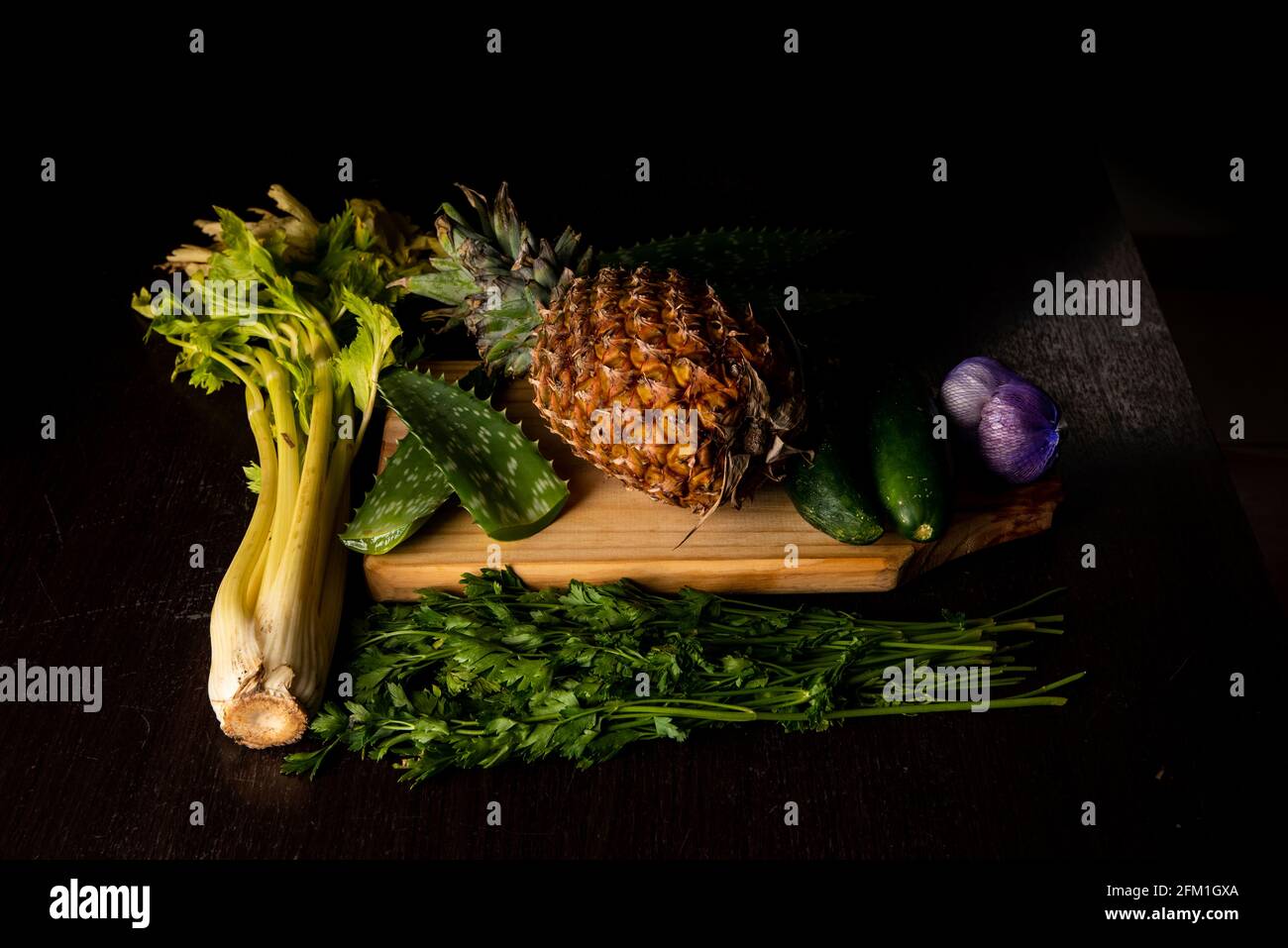 Ingrediente per succhi naturali, con ananas, aloe vera, sedano, tra le altre verdure verdi. Foto Stock