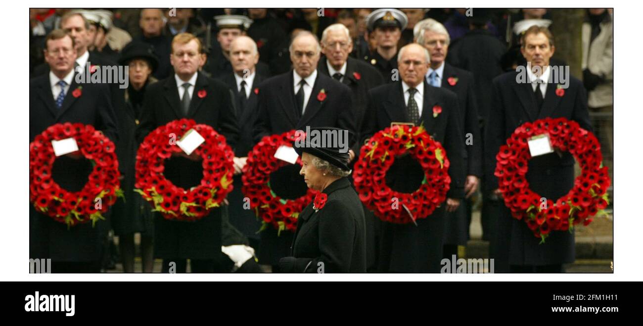 La Regina guidò migliaia di veterani di guerra nella memoria Servizio al Cenotaph a Londra.pic David Sandison 9/11/2003 Foto Stock