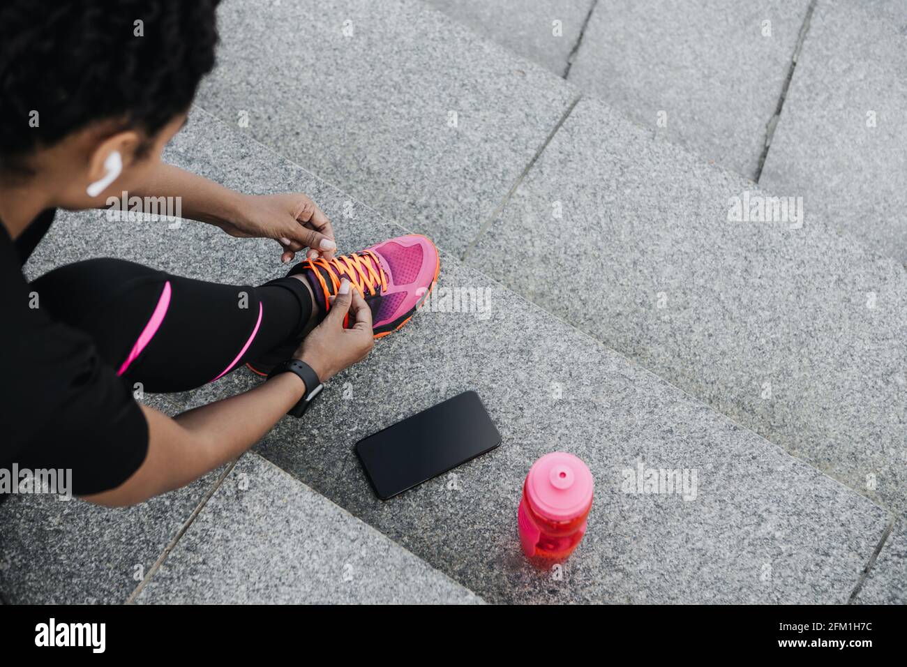 Jogging, acqua, tecnologia mobile per l'allenamento all'aperto Foto Stock