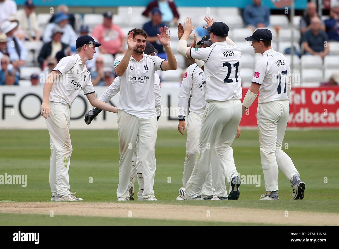 Will Rhodes of Warwickshire festeggia con i suoi compagni di squadra dopo aver preso il wicket di Alastair Cook durante Essex CCC vs Warwickshire CCC, Specsavers C. Foto Stock