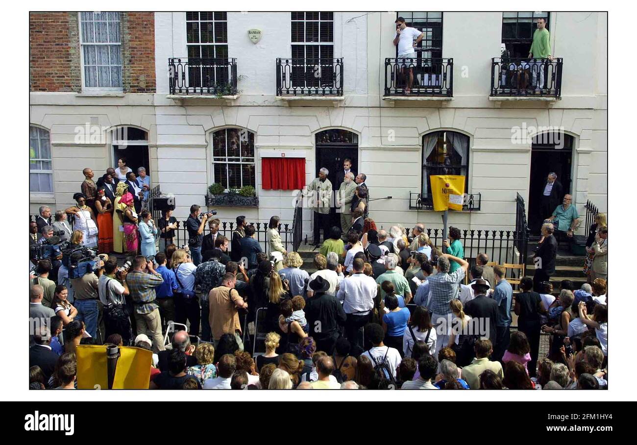 Inglese Heritage Blue Plaque svelando da Nelson Mandela ai compagni sudafricani della libertà combattenti Joe Slovo e Ruth prima, che ha vissuto a 13 Lyme Street, Camden, Londra durante l'aparthied years.pic David Sandison 11/7/2003 Foto Stock