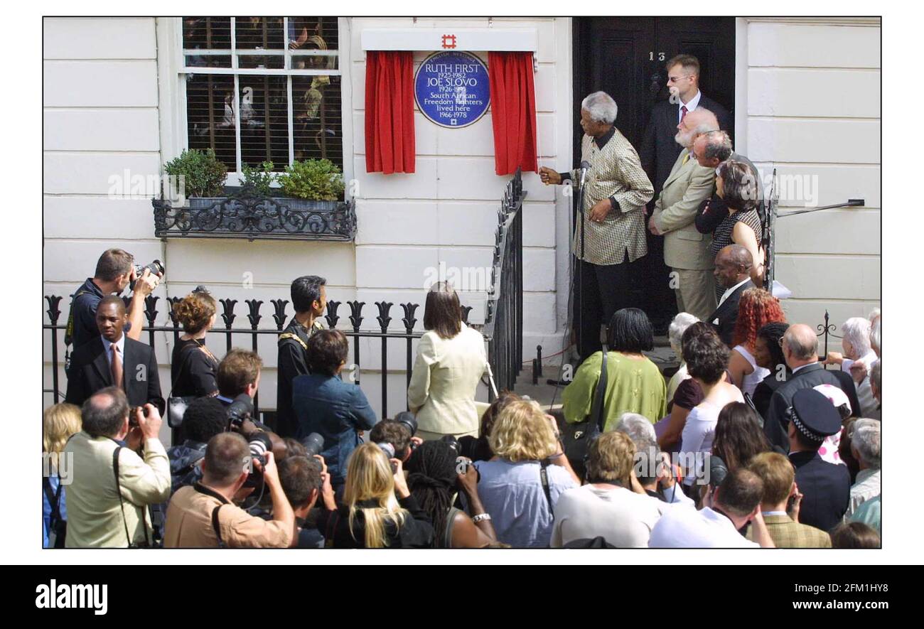 Inglese Heritage Blue Plaque svelando da Nelson Mandela ai compagni sudafricani della libertà combattenti Joe Slovo e Ruth prima, che ha vissuto a 13 Lyme Street, Camden, Londra durante l'aparthied years.pic David Sandison 11/7/2003 Foto Stock