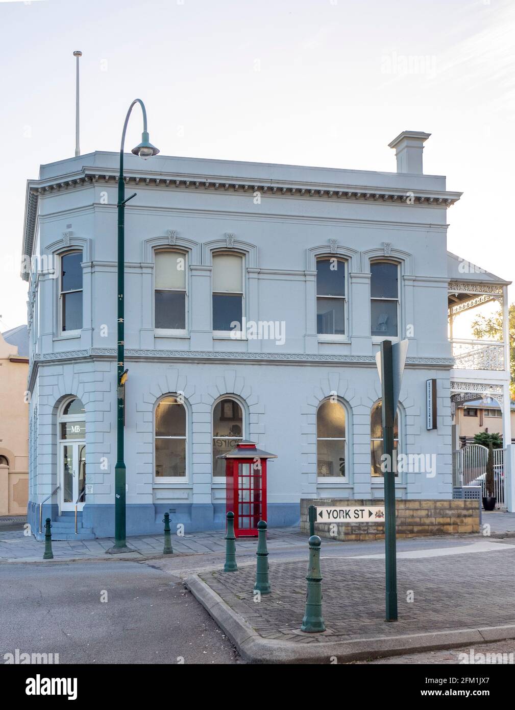 Cabina telefonica rossa di fronte ad un edificio commerciale in York Street Albany Western Australia Foto Stock