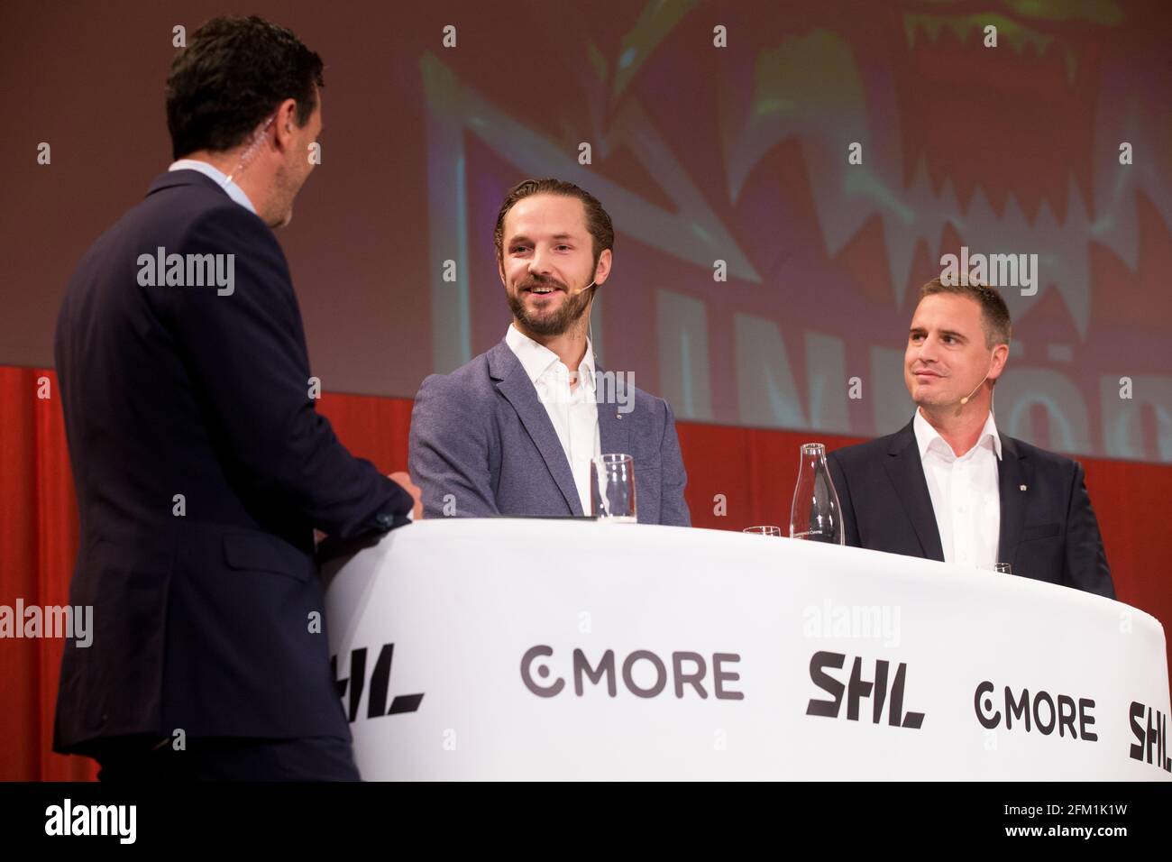 Tommy Åström intervistando Linköping il club di hockey Niklas Persson e il coach Dan Tangnes, prima della stagione della lega di hockey svedese 2015/16, durante una conferenza stampa a Norra Latin, Stoccolma, Svezia. Foto Stock