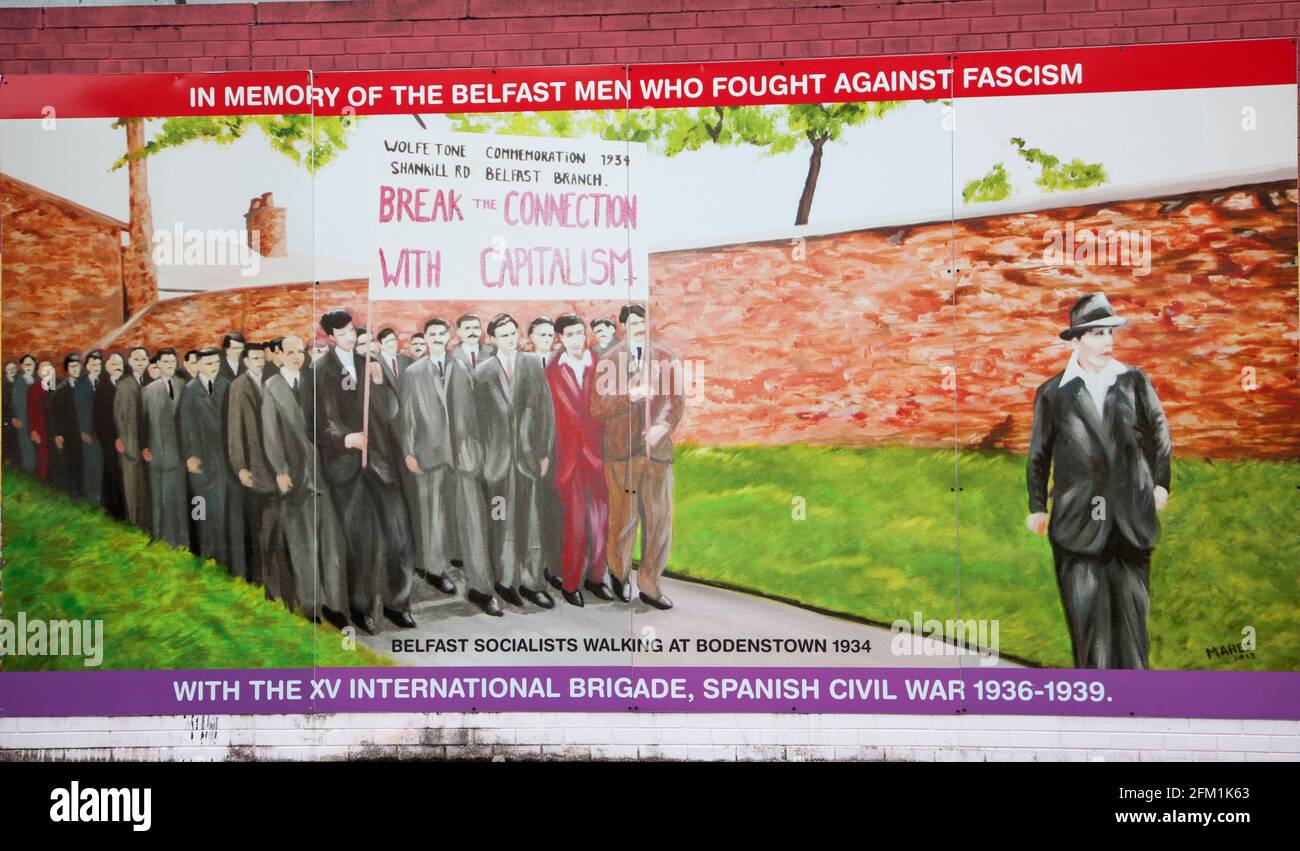 Muro Internazionale o Peace Wall su Albert Street, Belfast che mostra l'opera d'arte Foto Stock