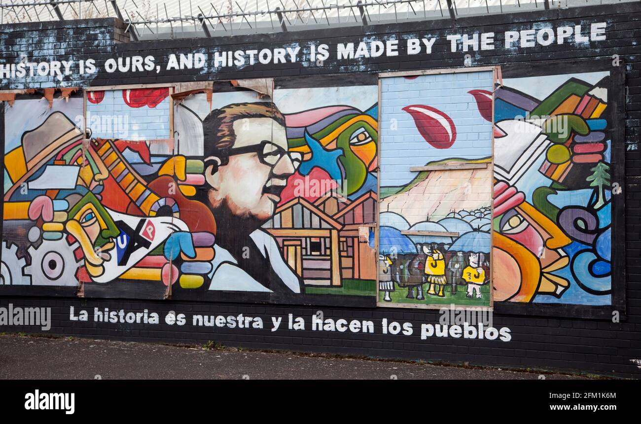 Muro Internazionale o Peace Wall su Albert Street, Belfast che mostra l'opera d'arte Foto Stock