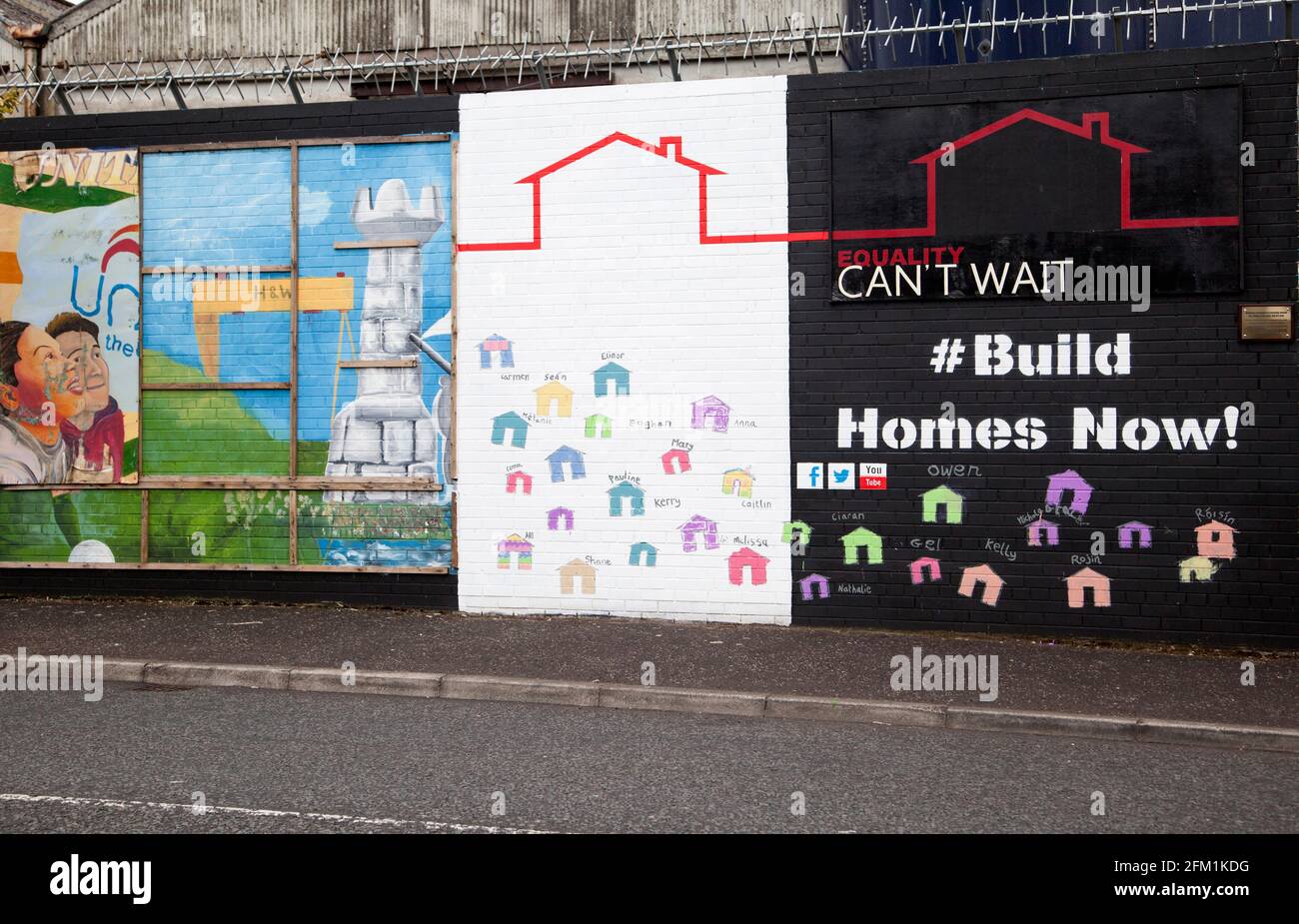 Muro Internazionale o Peace Wall su Albert Street, Belfast che mostra l'opera d'arte Foto Stock
